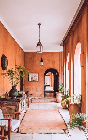 Intérieur d'une maison, harmonie des couleurs, une belle énergie émane de cette photo.