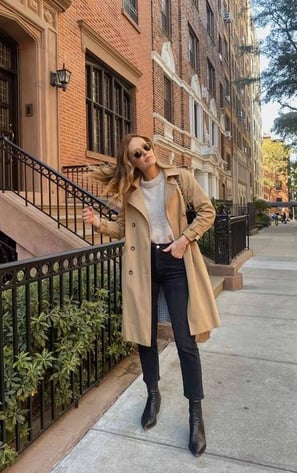 Abrigo de trench con jeans y botas
