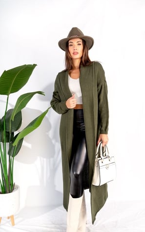 Cardigan largo con leggins y botas