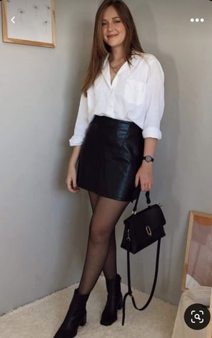 Falda de cuero con blusa de manga larga y botines