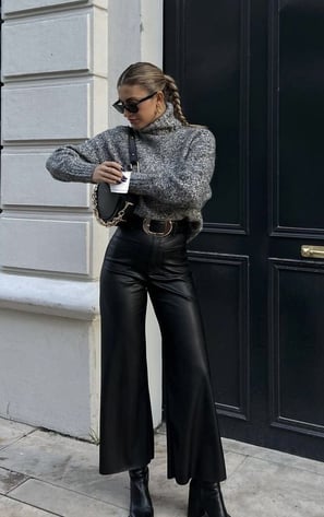 Sueter de punto grueso con pantalones culotte y botines