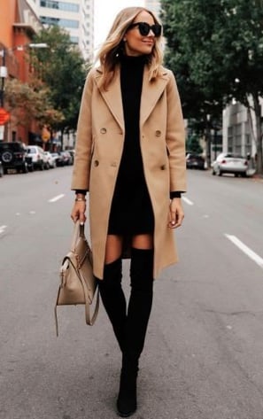 Abrigo de paño con vestido de punto y botas altas