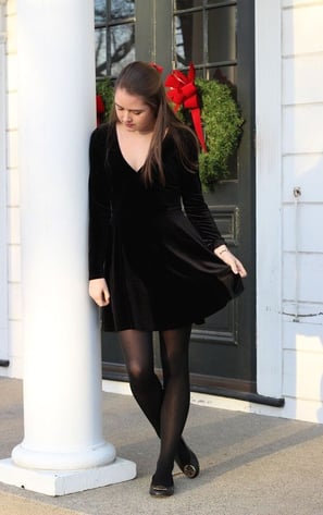 Vestido de terciopelo con medias opacas y botines