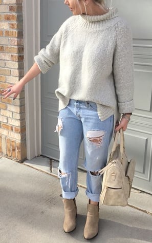 Jeans boyfriend con sueter de cuello vuelto y botas