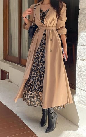 Gabardina con vestido de flores y botines