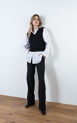 Chaleco de punto con camisa blanco y pantalones de corte recto