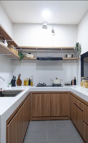 Cocina moderna, encimeras blancas, muebles de madera, estantes abiertos.