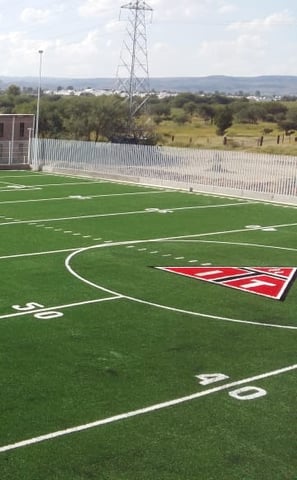 cancha de futbol americano de pasto sintetico de una universidad