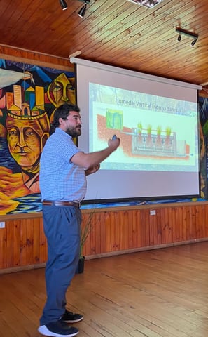 Juan exponiendo a la comunidad sobre educación ambiental y soluciones sustentables de EcoRumbo