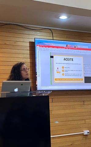 Daniela exponiendo a la comunidad sobre educación ambiental y soluciones sustentables de EcoRumbo