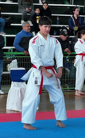 karateca adolecente preparandose para participar en competencia nacional de kata karate chile