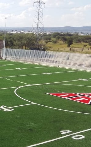 Pasto sintético de alta calidad instalado en una cancha de futbol americano en Guadalajara