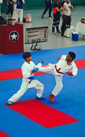 adolescente atleta realizando una patada de arte marcial karate en competencia nacional chilena