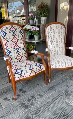 Rénovation réfection fauteuil Voltaire motifs kilim multicolore