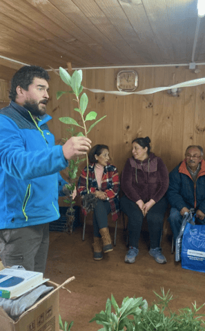Juan mostrando una planta y enseñando cómo realizar un trasplante en EcoRumbo.