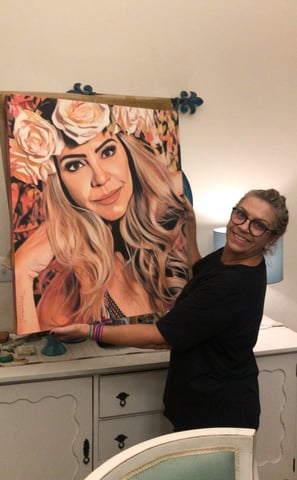 Cliente com a pintura personalizada do seu rosto.
