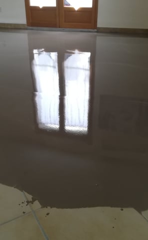 Pose de ragréage avant exécution de béton ciré.