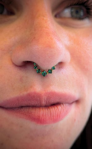 un piercing au nez a une femme