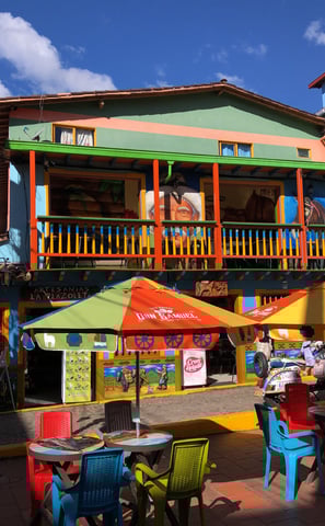 La Paz y tranquilidad que transmiten los cafes y restaurantes en Guatapé. Para todos los gustos.