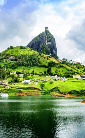 La Piedra o Peñol de Guatapé, visto desde el lago.