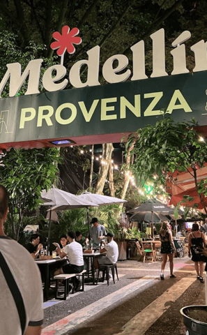 Varias personas disfrutando una noche de fiesta en la populosa zona de Provenza, ciudad de Medellín