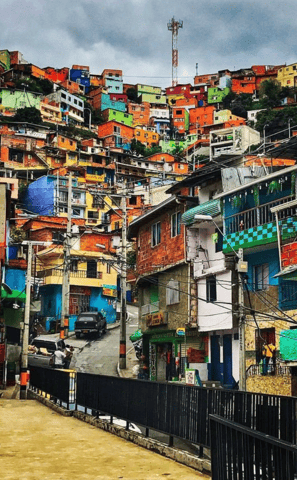 La comuna 13, nos presenta un ejemplo de auto gestión de la comunidad para cambiar su entorno