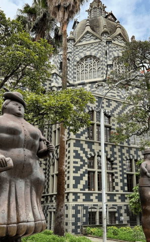 En la plaza Botero podemos apreciar muchas de las esculturas mas famosas de Fernando Botero.