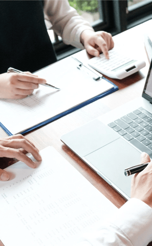 Grupo de trabajo analizando los resultados de una campaña de marketing digital