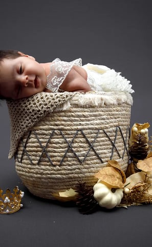 studio-photo-bebe-allonga-c-dans-petit-panier-dort-couleur-automnale-florent-studio-photographe-fanie-boulogne-sur-mer-lille-