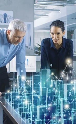 Equipe analisando criação de projeto de engenharia