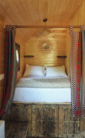 Intérieur de la roulotte partie nuit avec un lit en 140