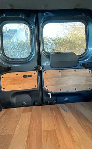 Eingebaute Bodenplatte im Innenraum des Dacia Dokker, vorbereitet für den weiteren Camper-Ausbau.