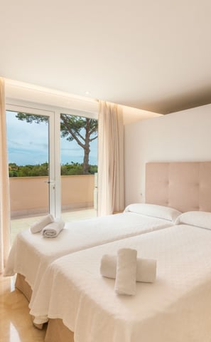 Dormitorio con baño en suite