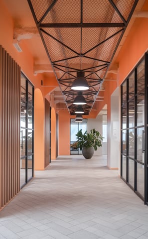 Diseño y construcción de áreas comunes en espacios corporativos.