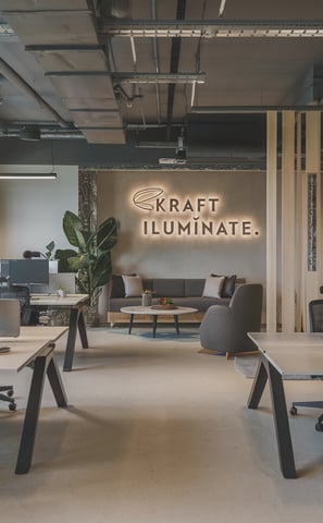 Diseño moderno de oficina corporativa con acabados minimalistas.
