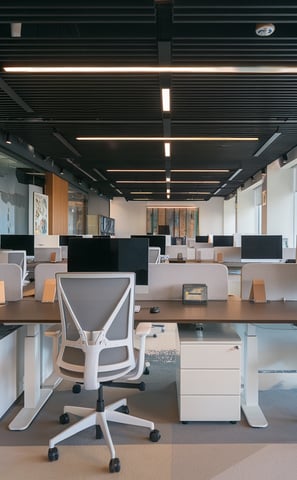 Diseño de interiores de oficina con colores corporativos