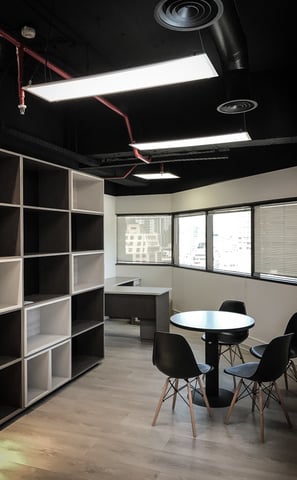 Diseño de oficinas con distribución optimizada para el equipo de trabajo.