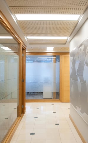 Remodelación de recepción de oficina con diseño personalizado