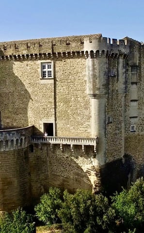 Le fabuleux château provençal de Suze-la- Rousse  est situé près du mas de l'Enclos du Soleil le Vent