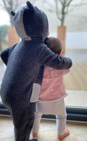 deux enfants et un calin