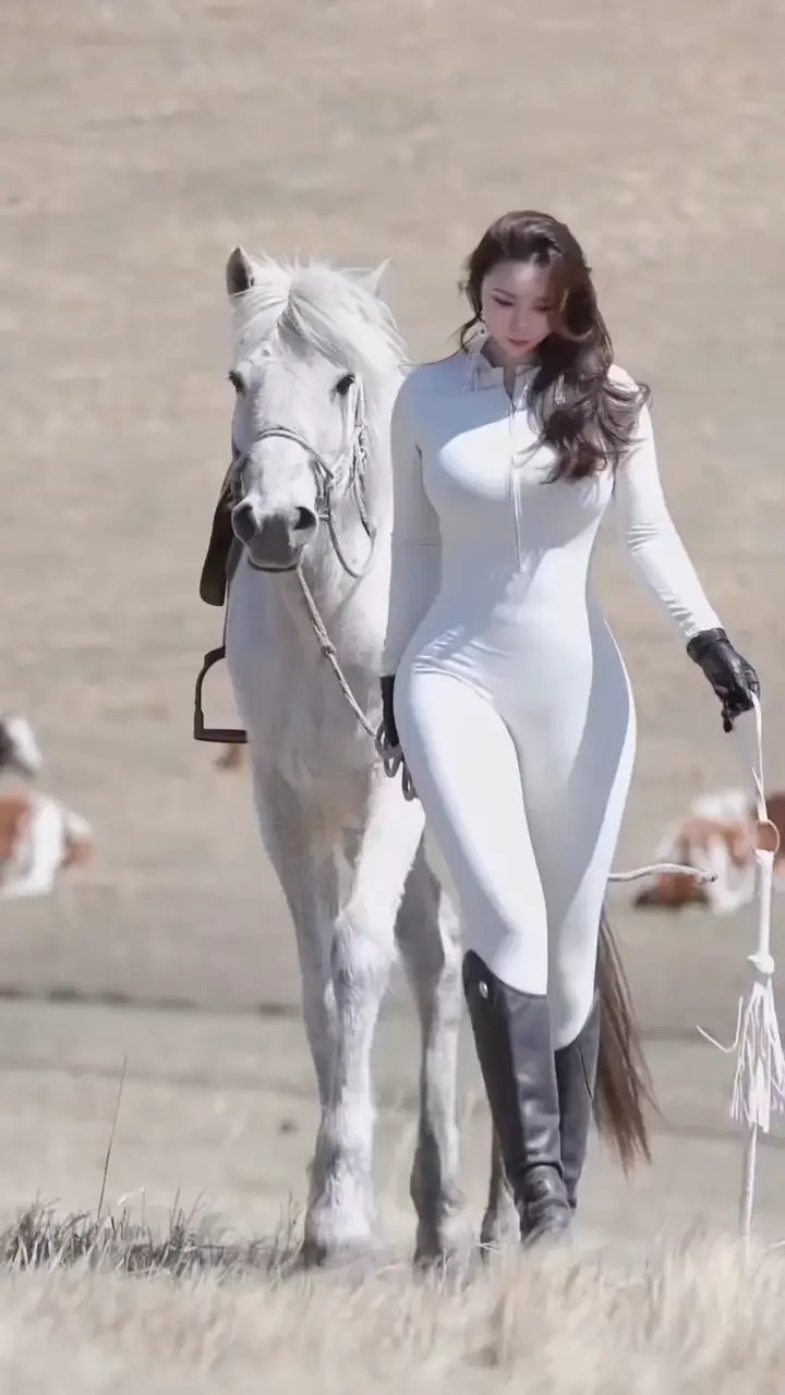 femme tenue blanche sur cheval blanc