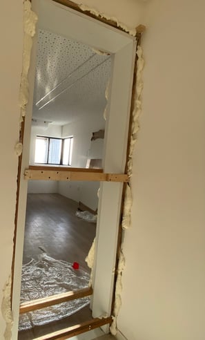 Instalação de portal de porta acústica de madeira maciça para tratamento de isolamento acústico