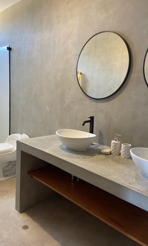 Baño completo de habitación principal con vista al mar en La Morada Punta Sal