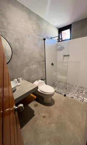 Baño completo de lujo de habitación familiar en La Morada, casa de playa frente al mar en Punta Sal