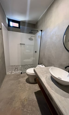Baño completo de habitación familiar en La Morada, casa de playa de lujo frente al mar en Punta Sal