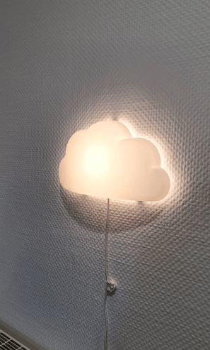Zoom sur une applique murale lumineuse en forme de nuage