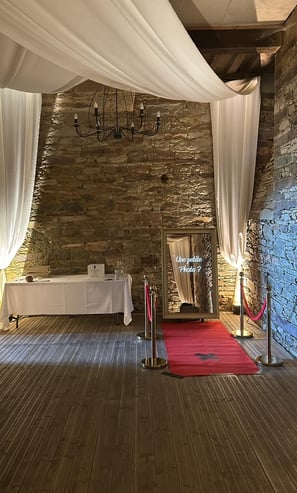 Le photobooth de pixtoevent dans un cadre magnifique pour un mariage dans un chateau