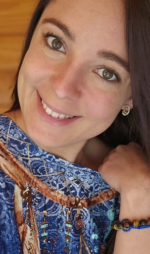 thérapeute heureuse fille femme souriante rassurante bienveillante