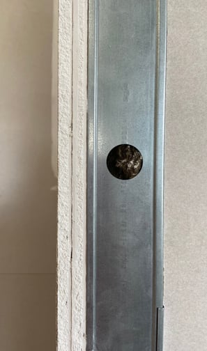 Detalhe da instalação de parede acústica em drywall duplo para tratamento de isolamento acústico