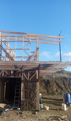 Construcción sustentable con adobe en el centro experimental de EcoRumbo en Chiloé